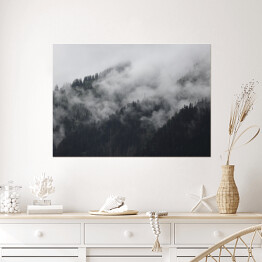 Plakat samoprzylepny Gęsta mgła nad lasem w górach