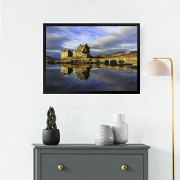 Obraz w ramie Zamek Eilean Donan w Szkocji w pochmurny dzień