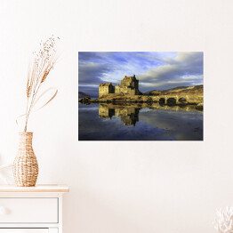 Plakat Zamek Eilean Donan w Szkocji w pochmurny dzień