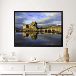 Obraz w ramie Zamek Eilean Donan w Szkocji w pochmurny dzień