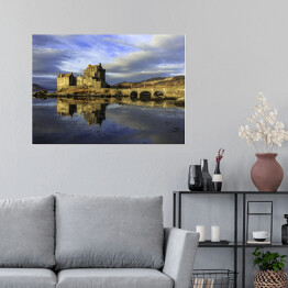 Plakat samoprzylepny Zamek Eilean Donan w Szkocji w pochmurny dzień