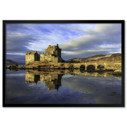 Plakat w ramie Zamek Eilean Donan w Szkocji w pochmurny dzień