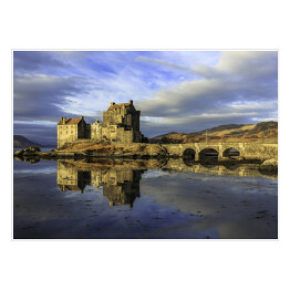 Plakat Zamek Eilean Donan w Szkocji w pochmurny dzień