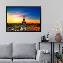 Obraz w ramie Wieża Eiffla w Paryżu podczas wschodu słońca, Francja