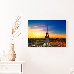 Obraz na płótnie Wieża Eiffla w Paryżu podczas wschodu słońca, Francja