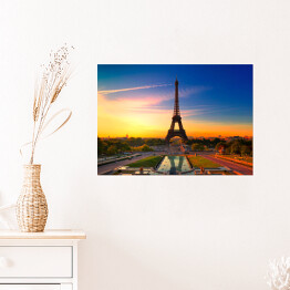 Plakat Wieża Eiffla w Paryżu podczas wschodu słońca, Francja
