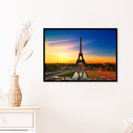 Plakat w ramie Wieża Eiffla w Paryżu podczas wschodu słońca, Francja