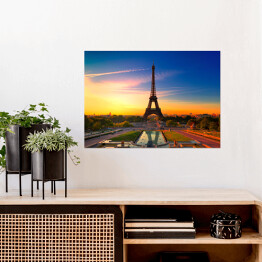 Plakat samoprzylepny Wieża Eiffla w Paryżu podczas wschodu słońca, Francja