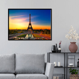 Plakat w ramie Wieża Eiffla w Paryżu podczas wschodu słońca, Francja