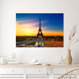 Plakat Wieża Eiffla w Paryżu podczas wschodu słońca, Francja