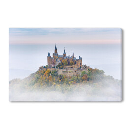 Niemiecki zamek Hohenzollern nad chmurami
