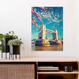 Plakat samoprzylepny Tower Bridge w Londynie wiosną