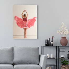 Obraz na płótnie Młoda dziewczyna tańcząca w pięknej różowej sukience