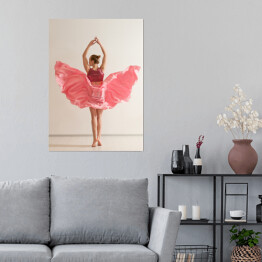 Plakat Młoda dziewczyna tańcząca w pięknej różowej sukience
