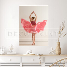 Plakat samoprzylepny Młoda dziewczyna tańcząca w pięknej różowej sukience