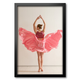 Obraz w ramie Młoda dziewczyna tańcząca w pięknej różowej sukience