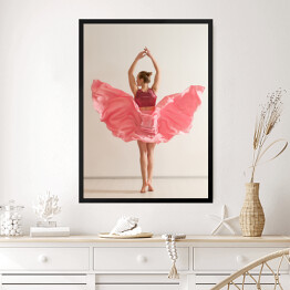 Obraz w ramie Młoda dziewczyna tańcząca w pięknej różowej sukience