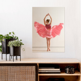 Plakat samoprzylepny Młoda dziewczyna tańcząca w pięknej różowej sukience