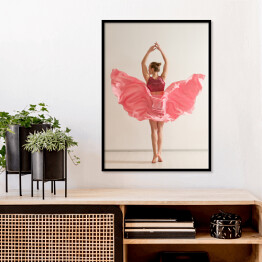Plakat w ramie Młoda dziewczyna tańcząca w pięknej różowej sukience
