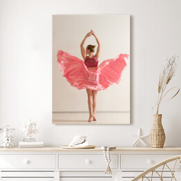 Obraz na płótnie Młoda dziewczyna tańcząca w pięknej różowej sukience