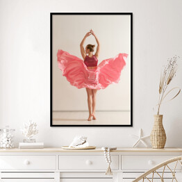 Plakat w ramie Młoda dziewczyna tańcząca w pięknej różowej sukience