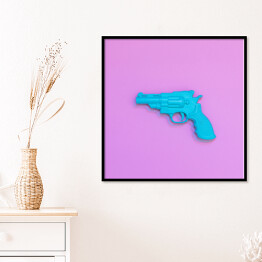 Plakat w ramie Niebieski pistolet na różowym tle