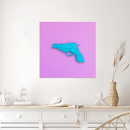 Plakat samoprzylepny Niebieski pistolet na różowym tle