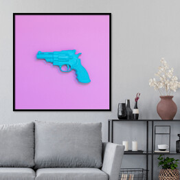 Plakat w ramie Niebieski pistolet na różowym tle