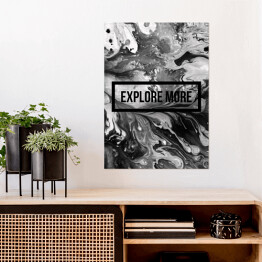 Plakat "Odkryj więcej" - motywacyjny cytat na abstrakcyjnym płynnym tle