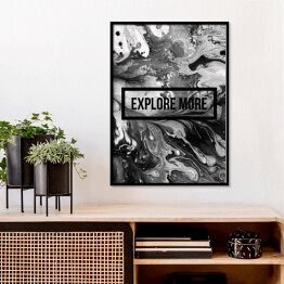 Plakat w ramie "Odkryj więcej" - motywacyjny cytat na abstrakcyjnym płynnym tle