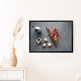 Obraz w ramie Kwiaty w rożku waflowym, makaroniki i kawa na cementowym tle 