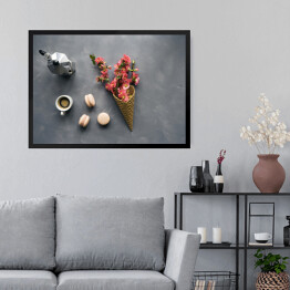 Obraz w ramie Kwiaty w rożku waflowym, makaroniki i kawa na cementowym tle 