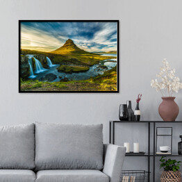 Plakat w ramie Rozwiane chmury nad Górą Kirkjufell w Islandii 