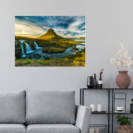 Plakat Rozwiane chmury nad Górą Kirkjufell w Islandii 
