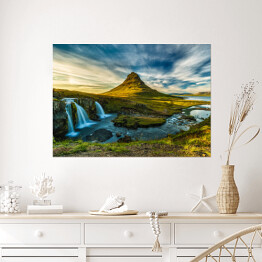 Plakat Rozwiane chmury nad Górą Kirkjufell w Islandii 