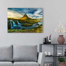 Obraz na płótnie Rozwiane chmury nad Górą Kirkjufell w Islandii 