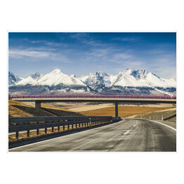 Plakat samoprzylepny Pusta autostrada na tle gór pokrytych śniegiem