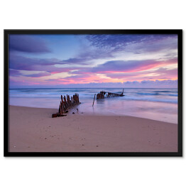 Plakat w ramie Wschód słońca w Dicky Beach Shipwreck w Australii