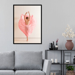 Plakat w ramie Młoda kobieta tańcząca w pięknej różowej sukience