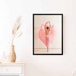 Obraz w ramie Młoda kobieta tańcząca w pięknej różowej sukience