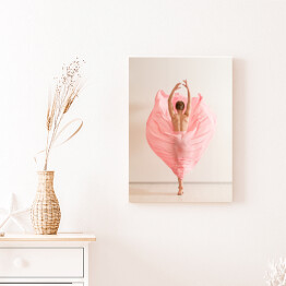 Obraz na płótnie Młoda kobieta tańcząca w pięknej różowej sukience