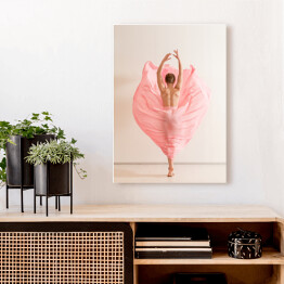 Obraz na płótnie Młoda kobieta tańcząca w pięknej różowej sukience