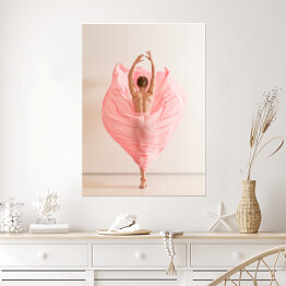 Plakat samoprzylepny Młoda kobieta tańcząca w pięknej różowej sukience