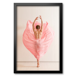 Obraz w ramie Młoda kobieta tańcząca w pięknej różowej sukience