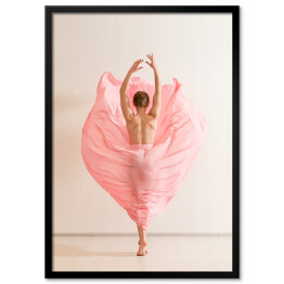 Plakat w ramie Młoda kobieta tańcząca w pięknej różowej sukience