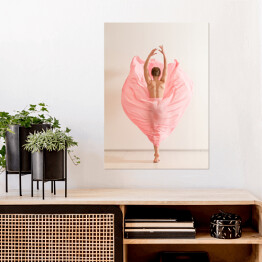 Plakat Młoda kobieta tańcząca w pięknej różowej sukience