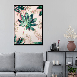 Plakat w ramie Kompozycja z różnych liści tropikalnych palm na pastelowym różowym tle - widok z góry