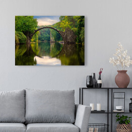 Obraz na płótnie Odbijający się most w tafli rzeki w Parku Kromlau w Niemczech