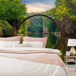 Fototapeta winylowa zmywalna Odbijający się most w tafli rzeki w Parku Kromlau w Niemczech