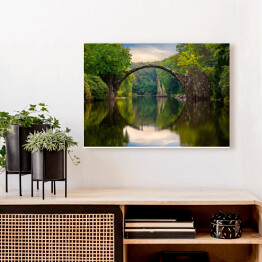 Obraz na płótnie Odbijający się most w tafli rzeki w Parku Kromlau w Niemczech